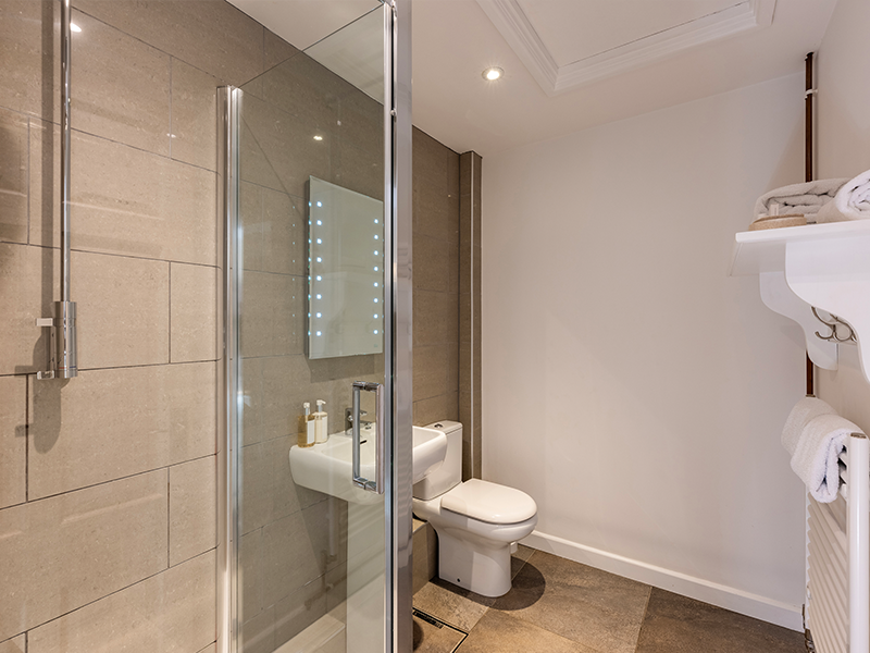 Tytherleigh White Room Ensuite